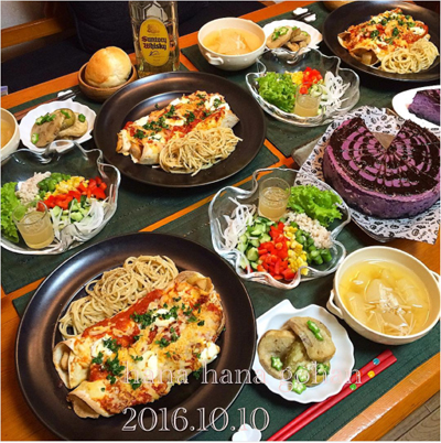こちらは昨年のハロウィンの食卓。ケーキは紫芋とリコッタチーズ、ボトムは砕いたオレオです。チョコソースでクモの巣っぽくしてみました!