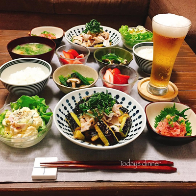 揚げなすと豚しゃぶのさっぱりだれ(なすは少ない油で揚げ、しゃぶしゃぶ用豚肉はゆでて冷ます。たれは、ポン酢にみりん、白すりごまたっぷりとごま油を合わせたもの)/昨日のポテサラ/ネギまぐろ/小松菜としいたけのさっと煮/いちご/味噌汁
