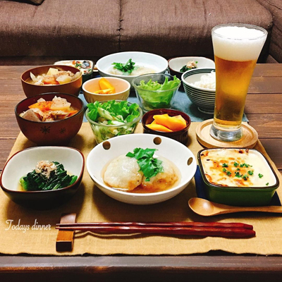 れんこん揚げもちの和風あんかけ(れんこんは約350g。すりおろします。80gくらいはみじん切りにすると食感がいいです。すりおろしとみじん切りを合わせて鍋に入れ、弱火から中火の間の火にかけ、水分が少なくなるまで木べらでよく混ぜながら火を入れます。もったりしたらバットにあけ冷まします。冷めたら、手を濡らし、丸く成形。中にはめんつゆで煮たしいたけ・鶏肉、もう一つには、めんつゆで煮た冷凍小エビ・冷凍貝柱を入れました。片栗粉を軽くまぶし、油で揚げたら、白だし・醤油で作ったあんをかけて、三つ葉をのせます)/ほうれん草のおひたし/長ネギの味噌クリームグラタン/豚汁/中華クラゲときゅうりのサラダ/柿