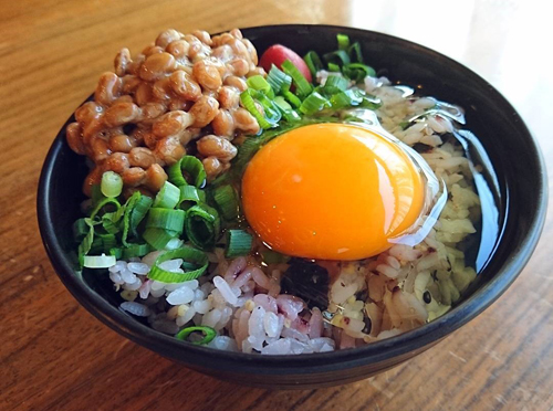 卵パッカーン。納豆とネギをそえて。