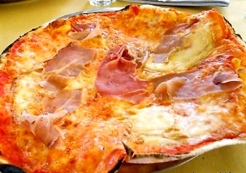 北イタリアでは、生地の薄いクリスピーなピッツァ