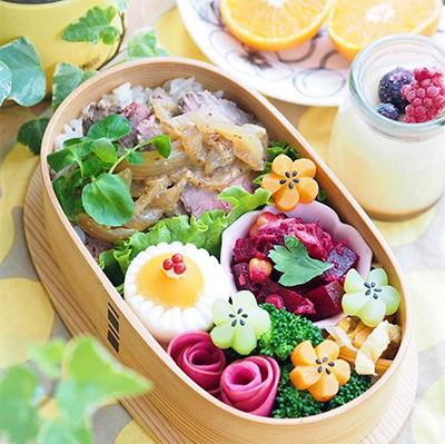 ル・クルーゼで作ったローストビーフのっけ弁当。トロトロの玉ねぎと粒マスタードソースをたっぷりかけました。