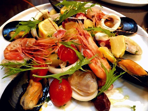 イタリアのイヴの代表的なメニュー、魚介のサラダ