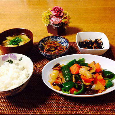 酢鶏/ひじきの煮物/きんぴらゴボウ/大根の味噌汁