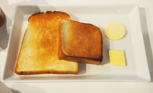 パンは頼めば切っていただけるそうですよ。焼き比べの時はお願いしてみても良いかもしれませんね。
