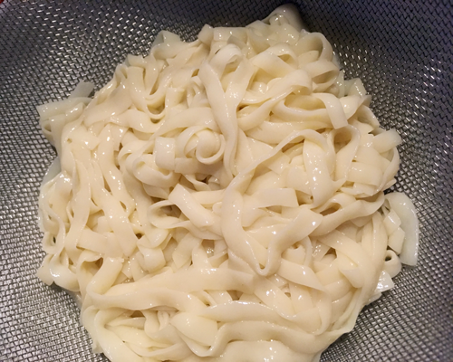 水で軽く洗って水気を切った状態。プルプルしています。