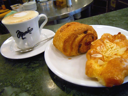 イタリアの朝食は、甘いパンとカプチーノ