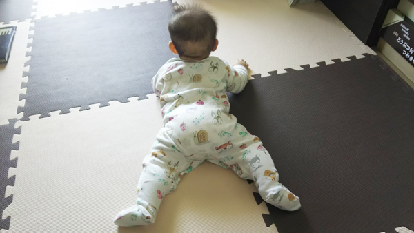 記念すべき寝返りシーン!