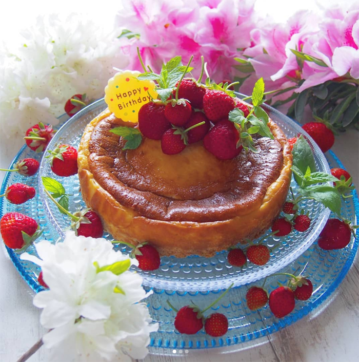 夫の誕生日に作ったベイクドチーズケーキもカステルヘルミのプレートで飾りました。