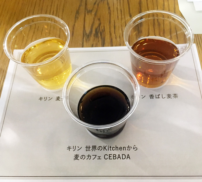 上段左側が新しい麦茶。右側は比較用の麦茶ですが、色が全然違います。
