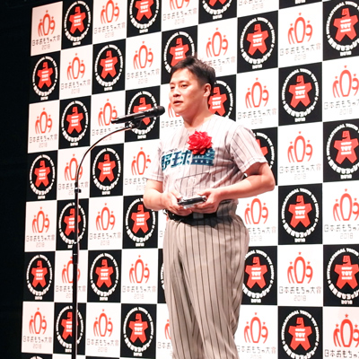 ユニフォーム姿で授賞式に参加されたエポック社の担当者さん。野球盤への愛が伝わってきました!