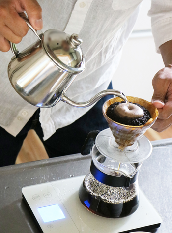 コーヒーを淹れる夫