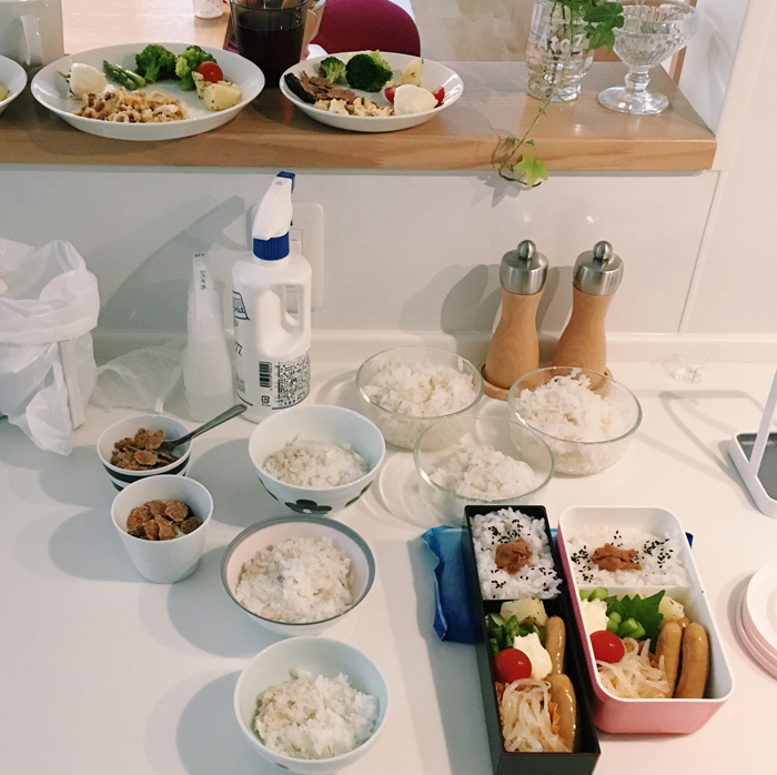 朝食用のお皿(写真左上)と、お弁当箱に作り置きを詰めます。詰めるものは、朝昼で変化をつけるようにしています。この日作り足したのは、朝食用の納豆入り炒り卵です。