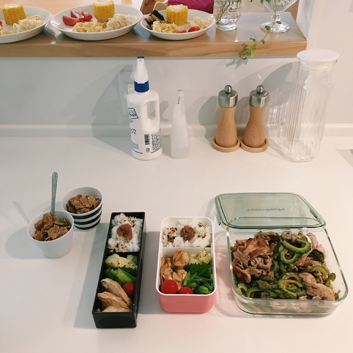 この日は朝に、夕食の野菜炒めを作りました。夕食に作ったものは保存容器に入れて冷蔵保存します。辛うじてお弁当も詰めることができたので、上々です。