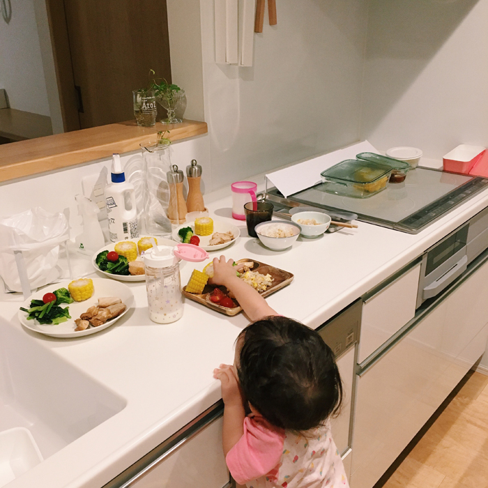 子どもたちと私の身支度などをしながら、夕食をレンジで温めて、お皿に盛り付けます。次女が抱っこをせがみに来たり、つまみ食いに来たりします。