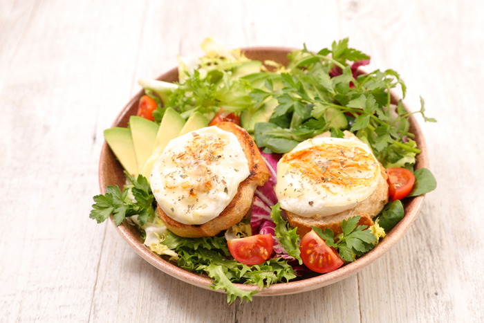 フランス人に大人気の「Salade de Chevre Chaud(焼きシェーブルチーズのサラダ)」(写真=iStock.com/margouillatphotos)
