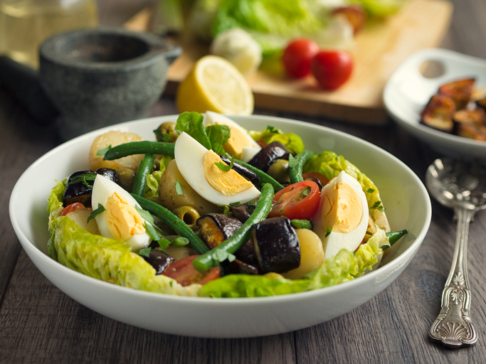 「salada nicoise (ニース風サラダ)」は日本でも食べられますね (写真=iStock.com/haoliang)