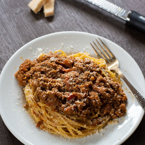 パスタには、パルメザンチーズをたっぷりかけて……最高です!