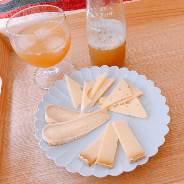 濃厚なパイナップルのジュースと合わせてみました。左から時計回りに「ルブロション」「エメンタール」「クミン入りゴーダ」「ボーフォール」です。
