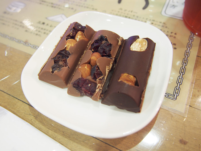 チョコレートの味はミルク レーズン&ナッツ、ミルク クランベリー&ナッツ、ダーク ブルーベリーナッツ。