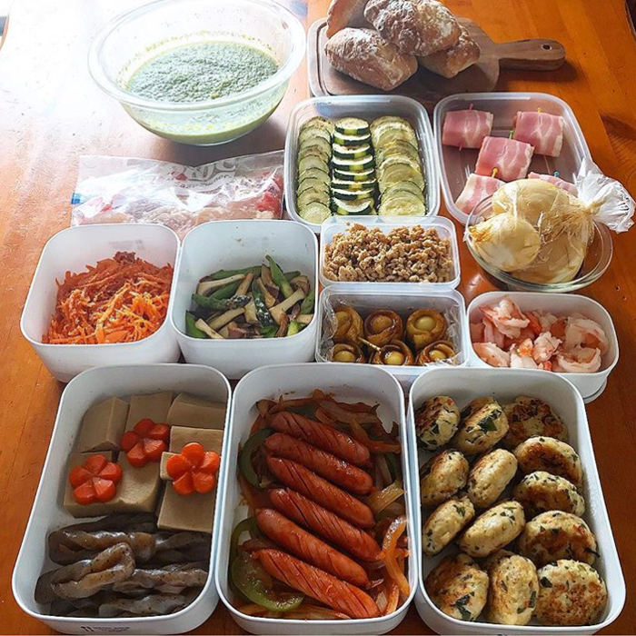 ある週の作り置き。高野豆腐とこんにゃくの煮物/ウインナーナポリタン/わかめいり鶏つくね/にんじん明太きんぴら/アスパラエリンギベーコンなどなど
