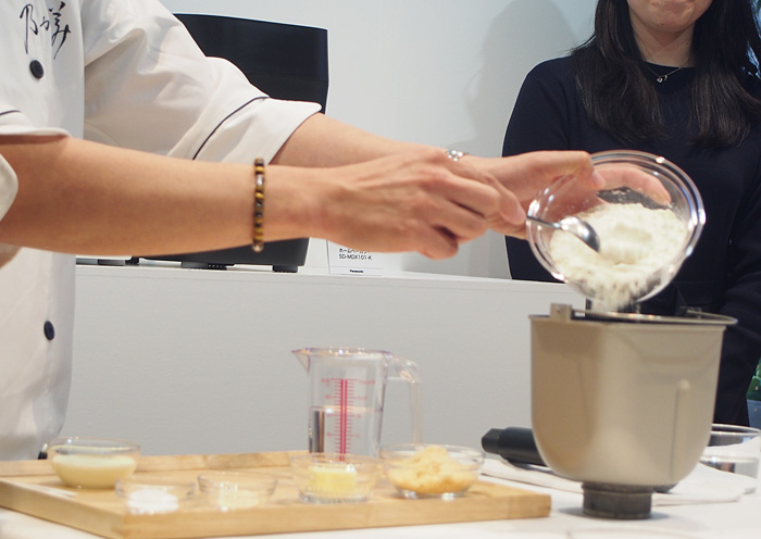「材料を入れて、ボタンを押したらOK」と実演をしてくれる中井さん。